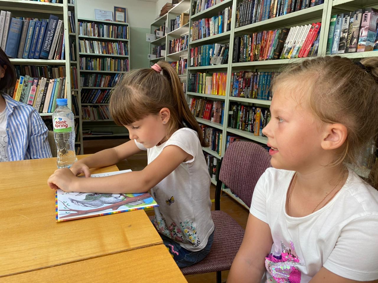 Читаем сказку вместе. Фото чтение рассказов детям в детском саду. Фото читающего сказки ребенка 400-500 размера.